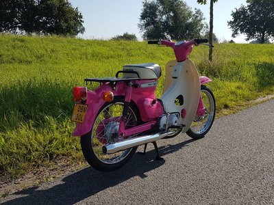 TE HUUR! Honda C50 K1 Roze (ook te koop)