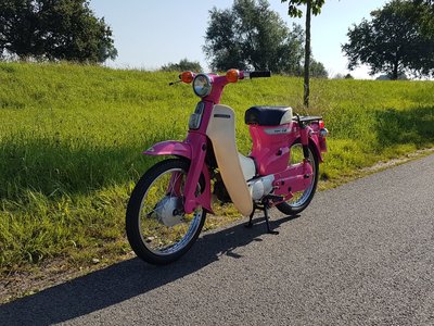 TE HUUR! Honda C50 K1 Roze (ook te koop)