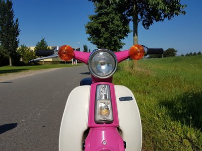 TE HUUR! Honda C50 K1 Roze (ook te koop)