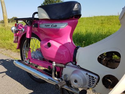 TE HUUR! Honda C50 K1 Roze (ook te koop)