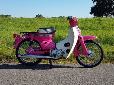TE HUUR! Honda C50 K1 Roze (ook te koop)