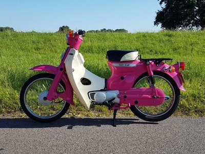 TE HUUR! Honda C50 K1 Roze (ook te koop)