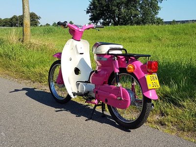 TE HUUR! Honda C50 K1 Roze (ook te koop)